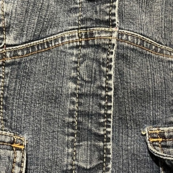 Express cropped denim jacket with pink accents and snap buttons - Picture 4 of 10